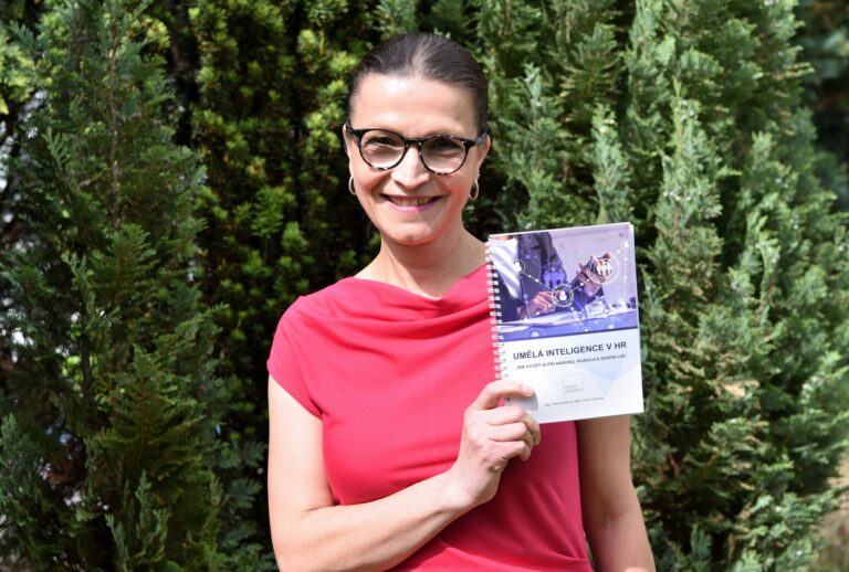 Petra Šimková s knihou Umělá inteligence v HR